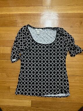 White House Black Market Black & White Geometric Scoop Neck Top Size Medium